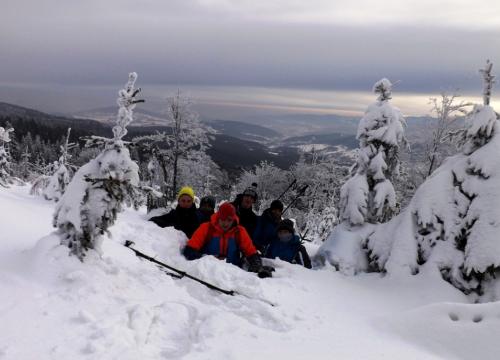Trekking pod łamaną skałę