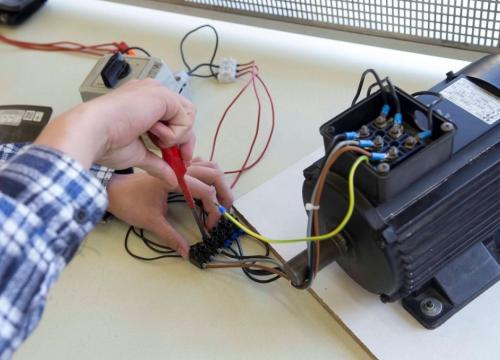 Technik elektryk