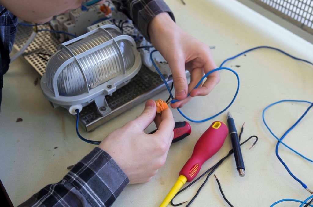 Technik elektryk